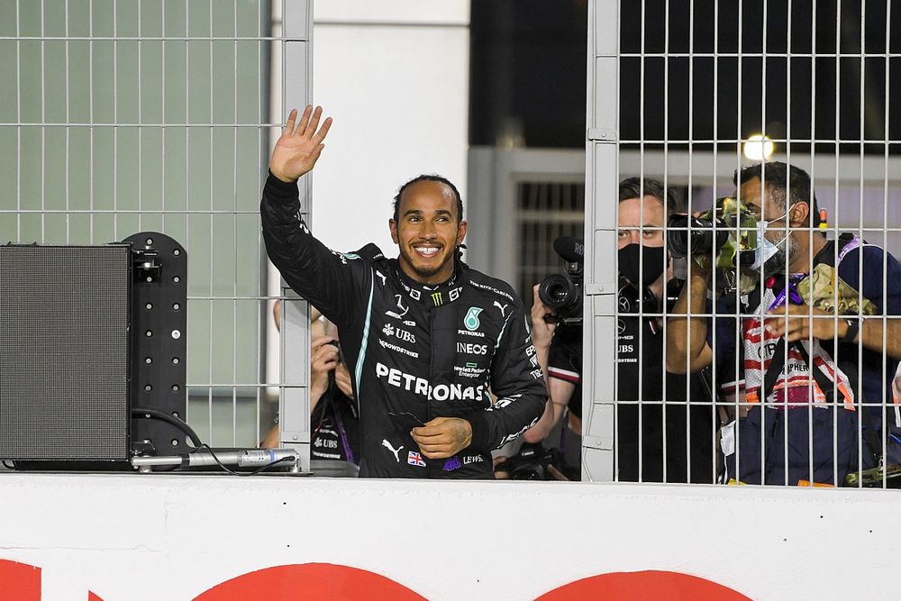 Ganador de la pole position Lewis Hamilton, Mercedes, celebra