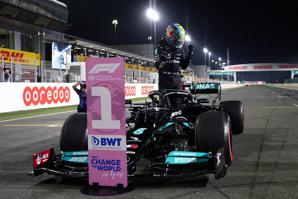 Lewis Hamilton, de Mercedes, celebra su llegada al Parc Ferme tras conseguir la pole