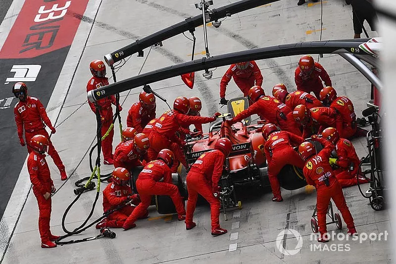 Charles Leclerc, Ferrari SF90, effettua un pit stop