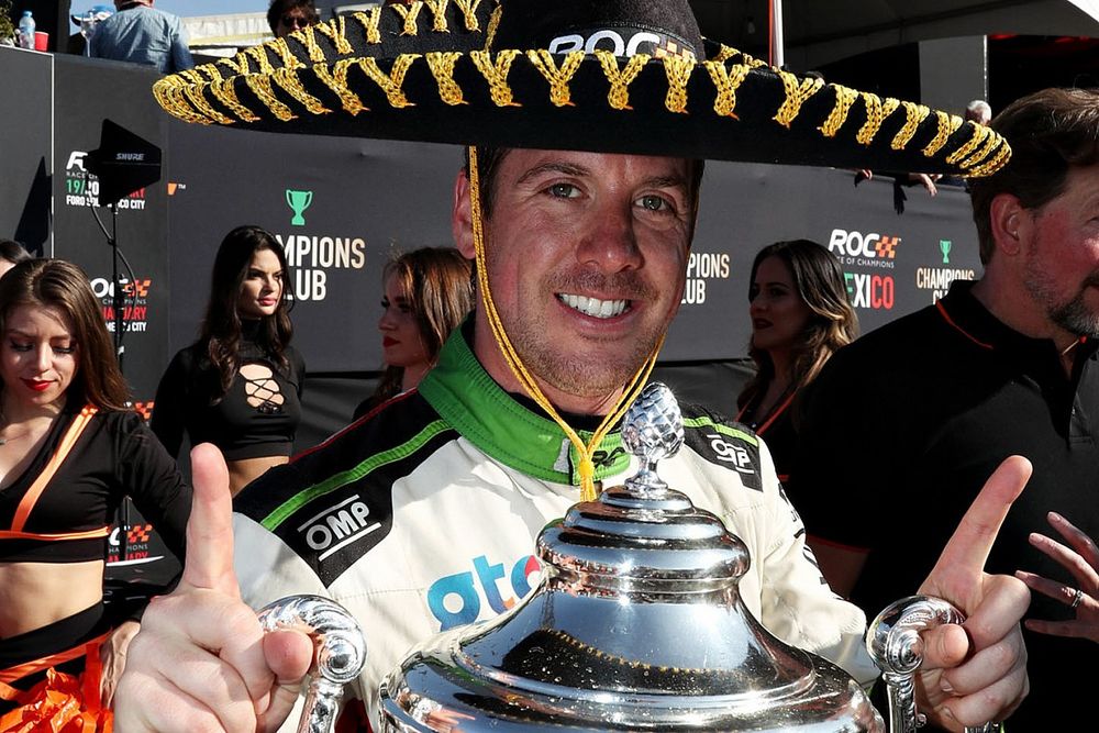 El ganador, Benito Guerra, celebra