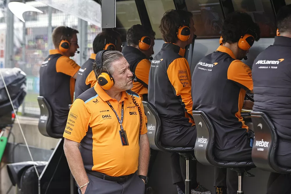 Zak Brown, PDG, McLaren Racing, sur le muret des stands