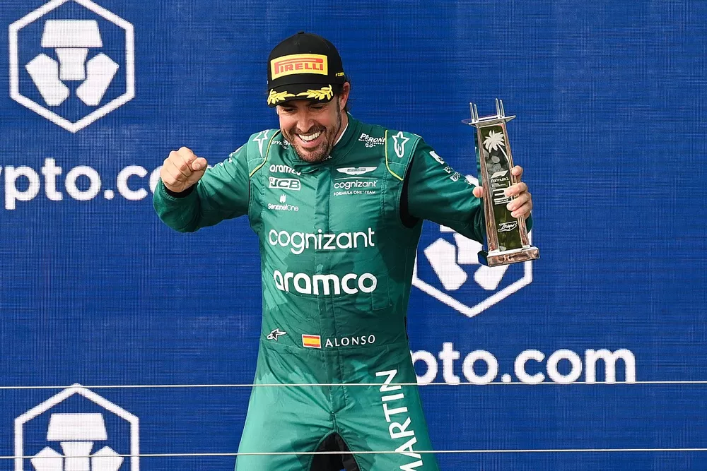 Fernando Alonso, Aston Martin F1 Team, troisi&egrave;me, sur le podium