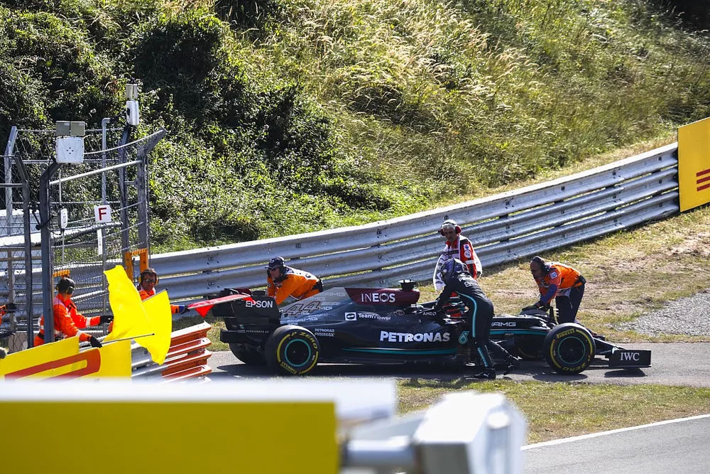 Marshals assist Lewis Hamilton, Mercedes, after a break down in FP2