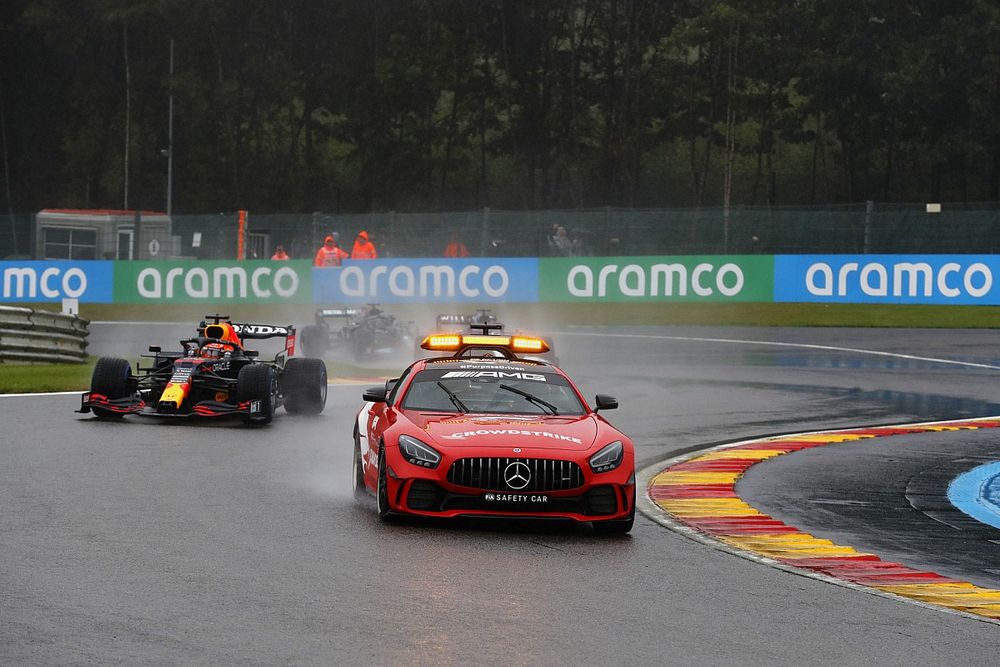 El Safety Car lidera a Max Verstappen, Red Bull Racing RB16B