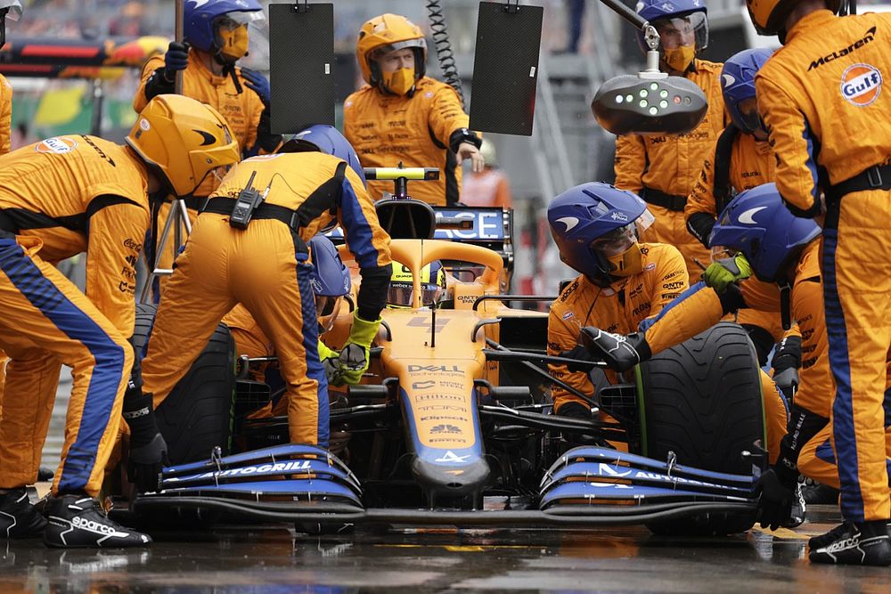 Lando Norris, McLaren MCL35M, changes his front wing in the pits