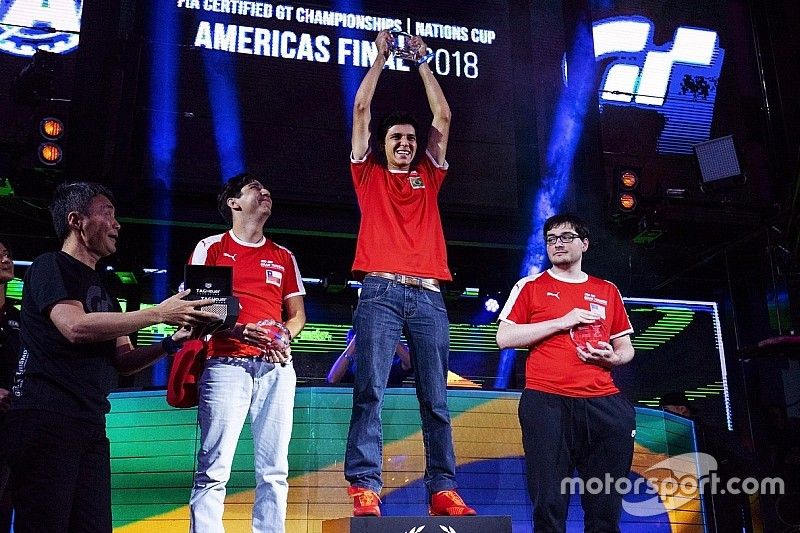 Kazunori Yamauchi con los tres mejores de las FIA Gran Turismo Americas Finals