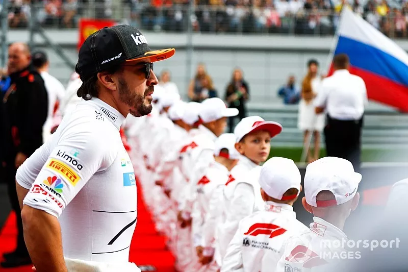 Fernando Alonso, McLaren, met de Grid Kid