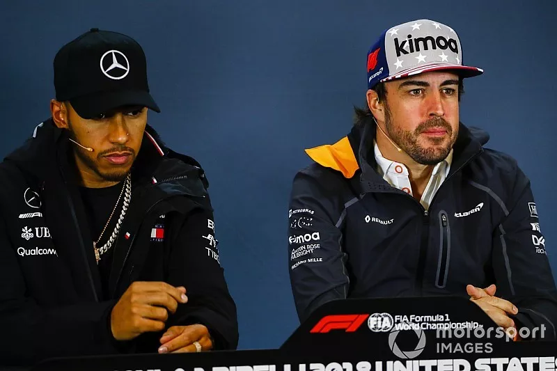 Lewis Hamilton, Mercedes AMG F1, en Fernando Alonso, McLaren,  in de persconferentie
