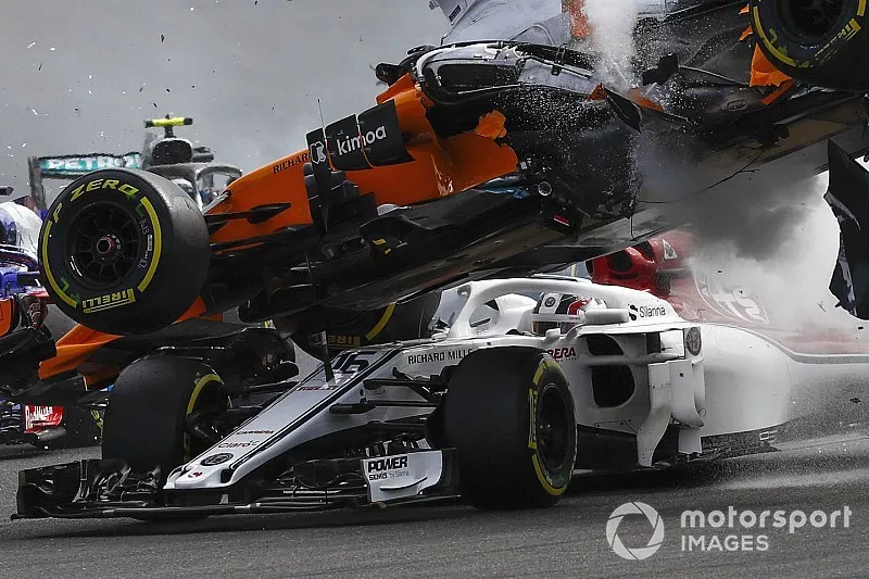 Charles Leclerc, Sauber C37, Fernando Alonso, McLaren MCL33 collide at the start of the race