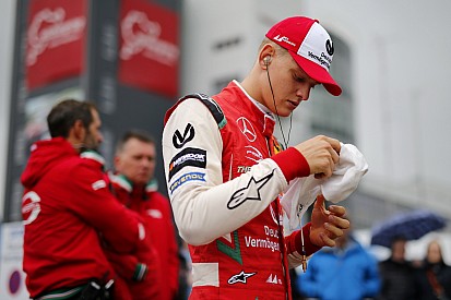 Mick Schumacher pide que se dejen de difundir falsas fotos de su infancia