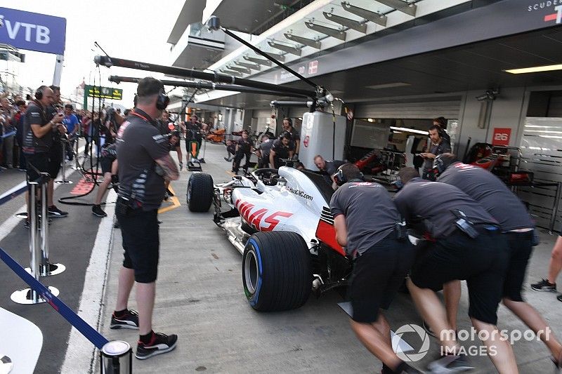 Haas F1 practican un pit stops