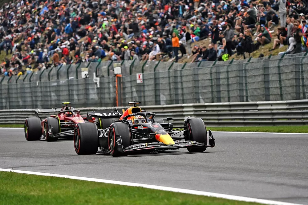 Max Verstappen, Red Bull Racing RB18, Carlos Sainz, Ferrari F1-75
