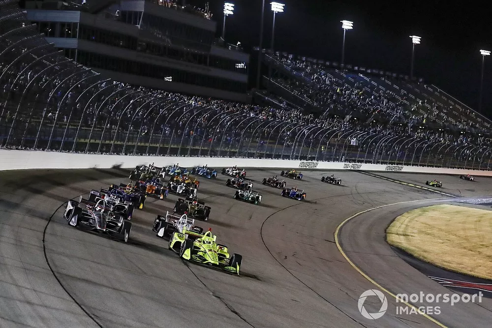 Simon Pagenaud, Team Penske Chevrolet leads at the start