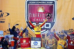 Logano dominował w Michigan