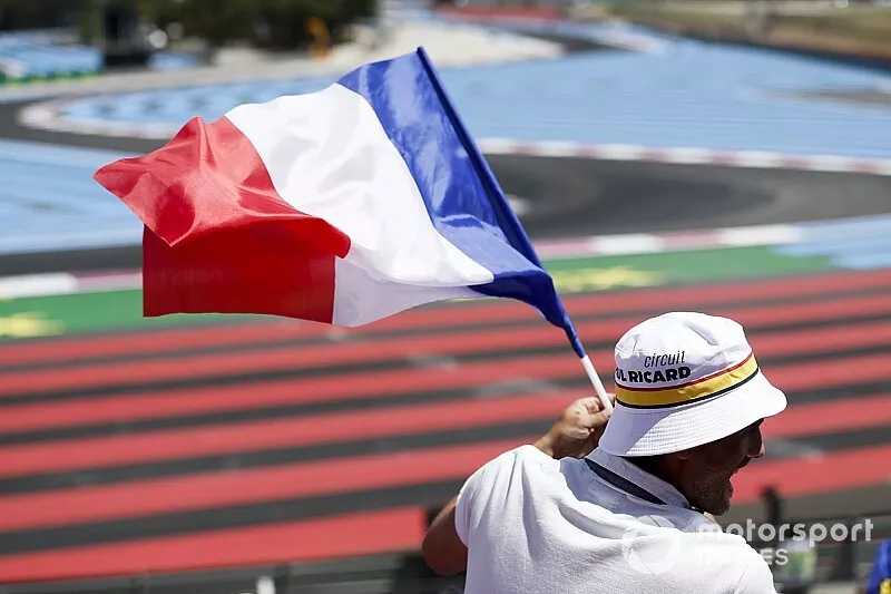 Un fan sventola la bandiera francese