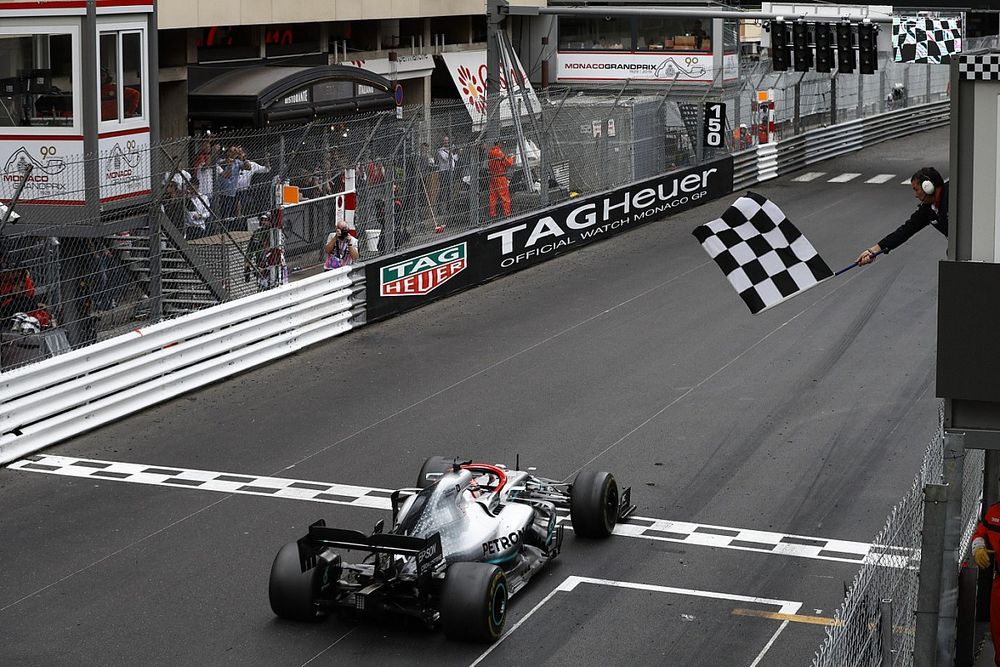 Ganador de la carrera  Lewis Hamilton, Mercedes AMG F1 W10 cruza la meta