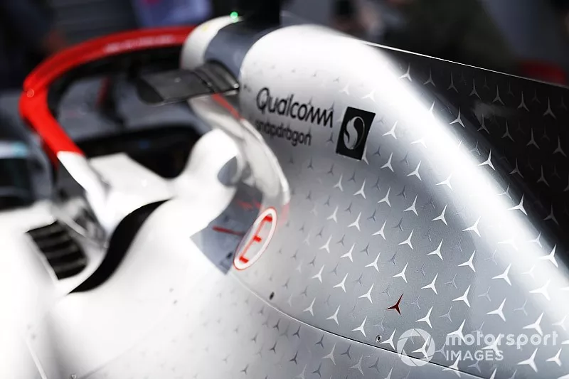 Estrella roja de 3 puntas en la carrocería del Mercedes AMG F1 W10 en honor a Niki Lauda