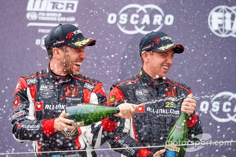 Podio: ganador Néstor Girolami, ALL-INKL.COM Münnich Motorsport Honda Civic Type R TCR y el segundo lugar Esteban Guerrieri, ALL-INKL.COM Münnich Motorsport Honda Civic Type R TCR