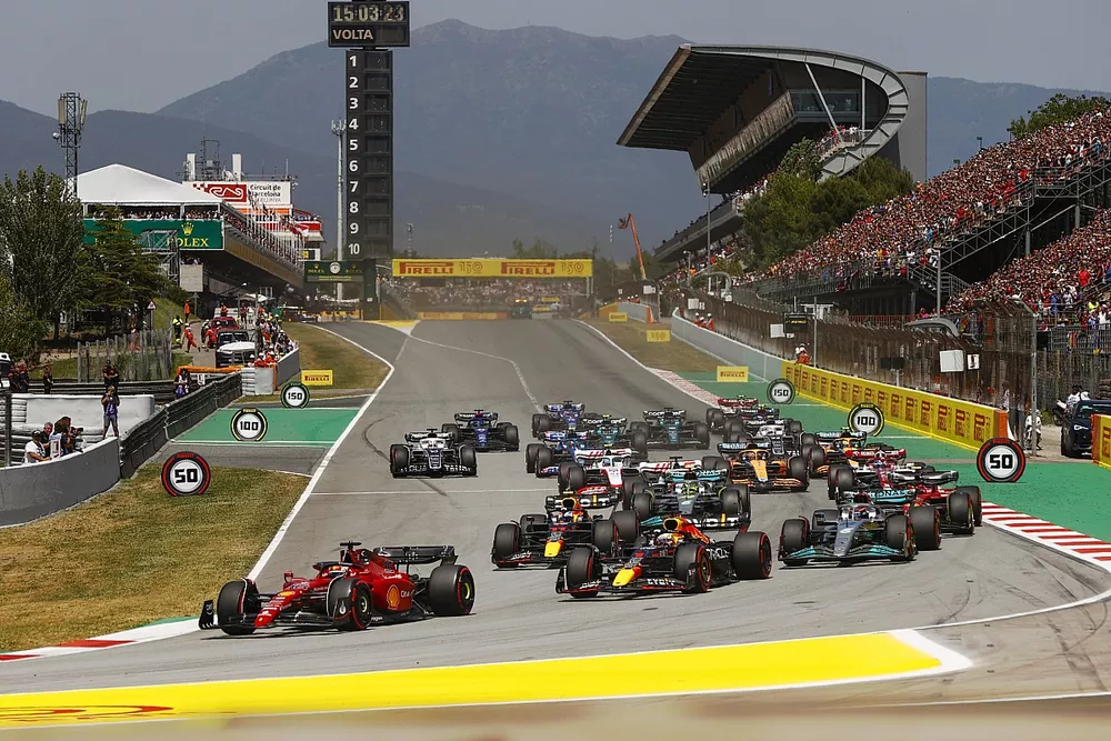 Charles Leclerc, Ferrari F1-75, Max Verstappen, Red Bull Racing RB18, George Russell, Mercedes W13, Sergio P&eacute;rez, Red Bull Racing RB18, Carlos Sainz, Ferrari F1-75, Lewis Hamilton, Mercedes W13, el resto en la salida 