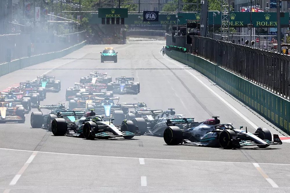 George Russell, Mercedes W13, Lewis Hamilton, Mercedes W13, Pierre Gasly, AlphaTauri AT03, Sebastian Vettel, Aston Martin AMR22, the remainder of the field at the start