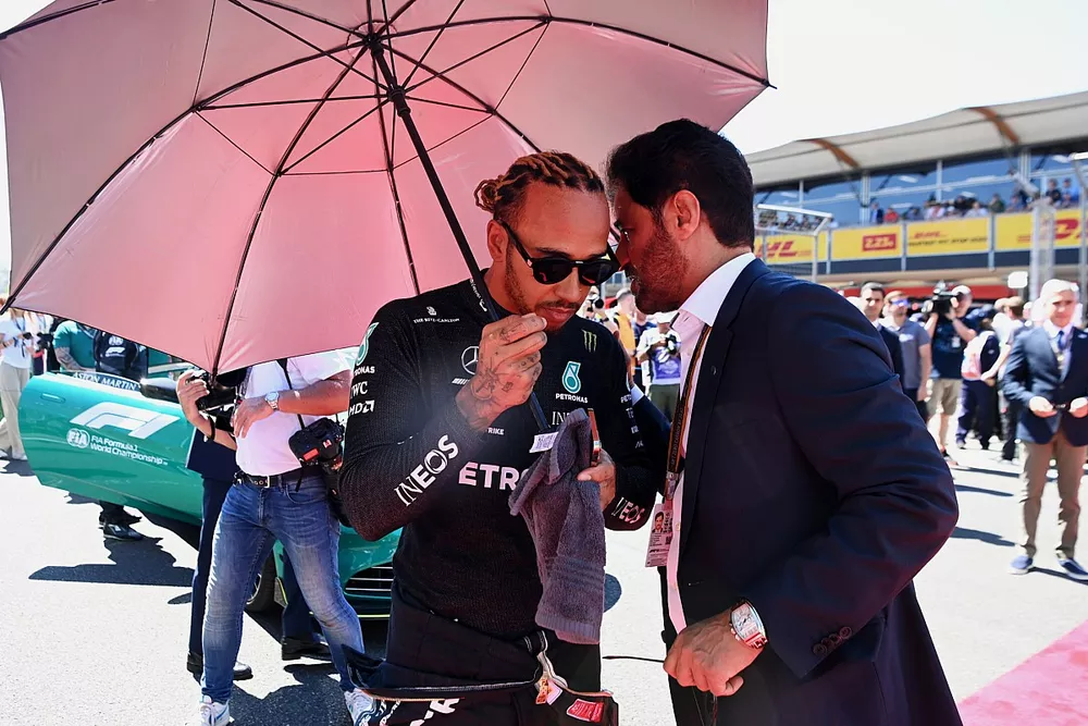 Mohammed bin Sulayem, President, FIA, Lewis Hamilton, Mercedes-AMG, talk on the grid