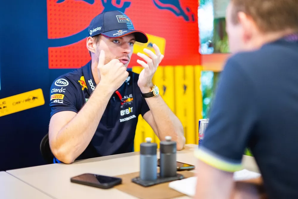 Max Verstappen, Red Bull Racing, tijdens een interview door Ronald Vording, Motorsport.com