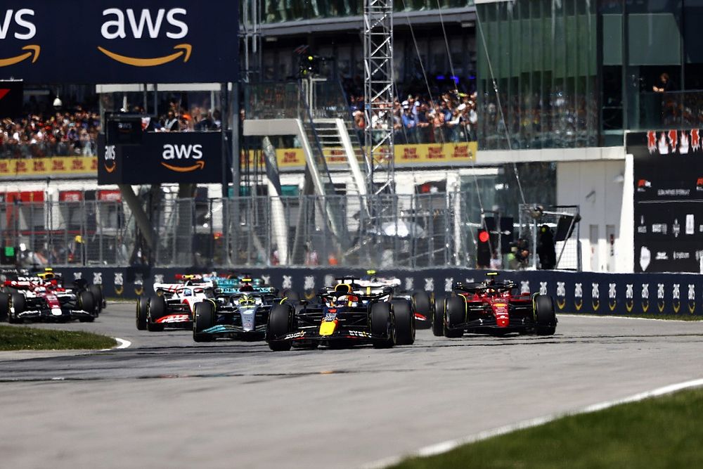 Max Verstappen, Red Bull Racing RB18, Fernando Alonso, Alpine A522, Carlos Sainz, Ferrari F1-75, Lewis Hamilton, Mercedes W13, Kevin Magnussen, Haas VF-22, the rest of the field at the start
