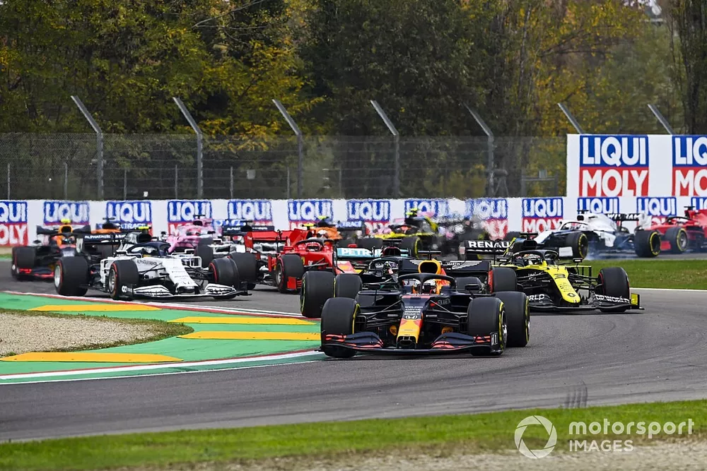 Max Verstappen, Red Bull Racing RB16, Lewis Hamilton, Mercedes F1 W11, Daniel Ricciardo, Renault F1 Team R.S.20, Charles Leclerc, Ferrari SF1000, Pierre Gasly, AlphaTauri AT01, and the remainder of the field on the opening lap