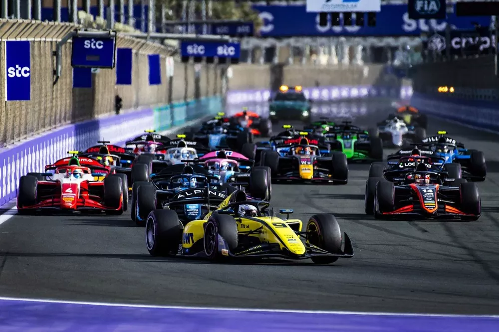 Kush Maini, Invicta Racing, en t&ecirc;te au d&eacute;part