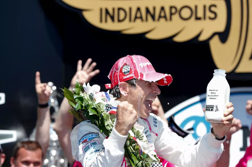 Ganador de la carrera Helio Castroneves, Meyer Shank Racing Honda celebran