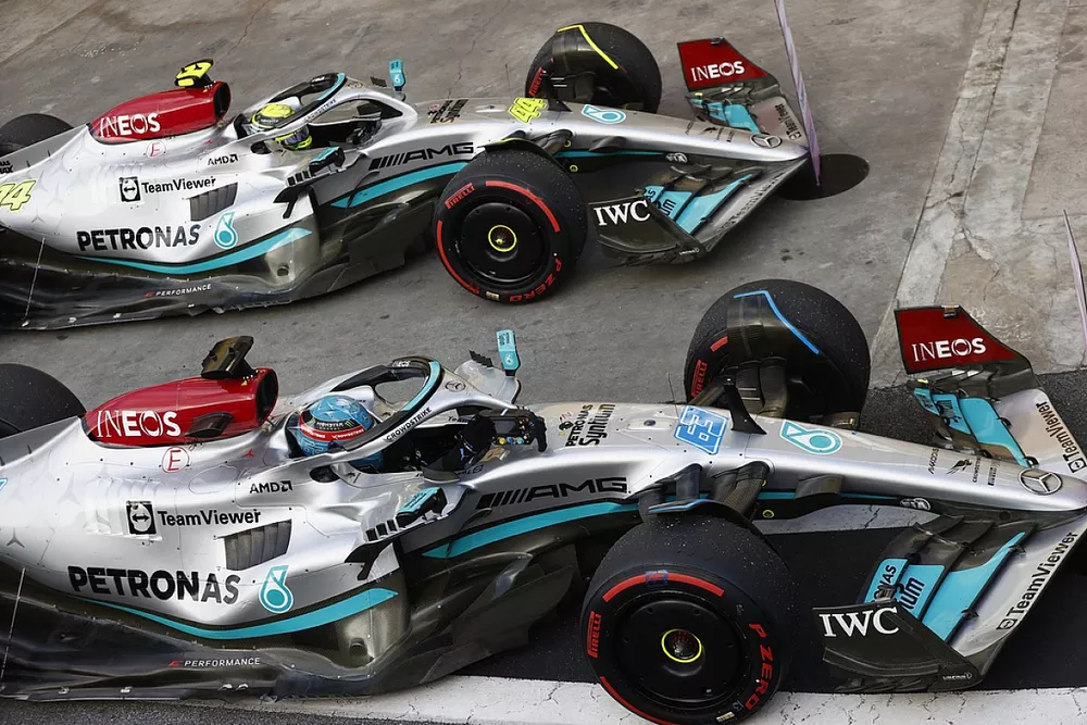 Le vainqueur George Russell, Mercedes W13, et le troisi&egrave;me Lewis Hamilton, Mercedes W13,arrivent dans le parc ferm&eacute;