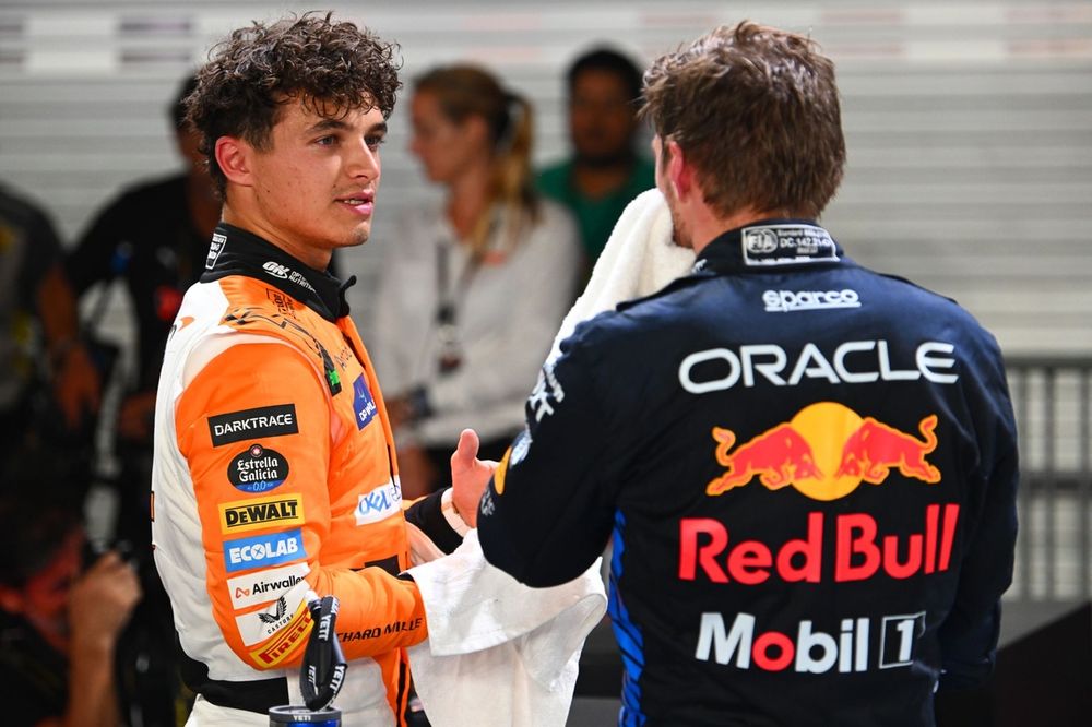 Pole Man Lando Norris, da equipe McLaren F1, conversa com Max Verstappen, da Red Bull Racing