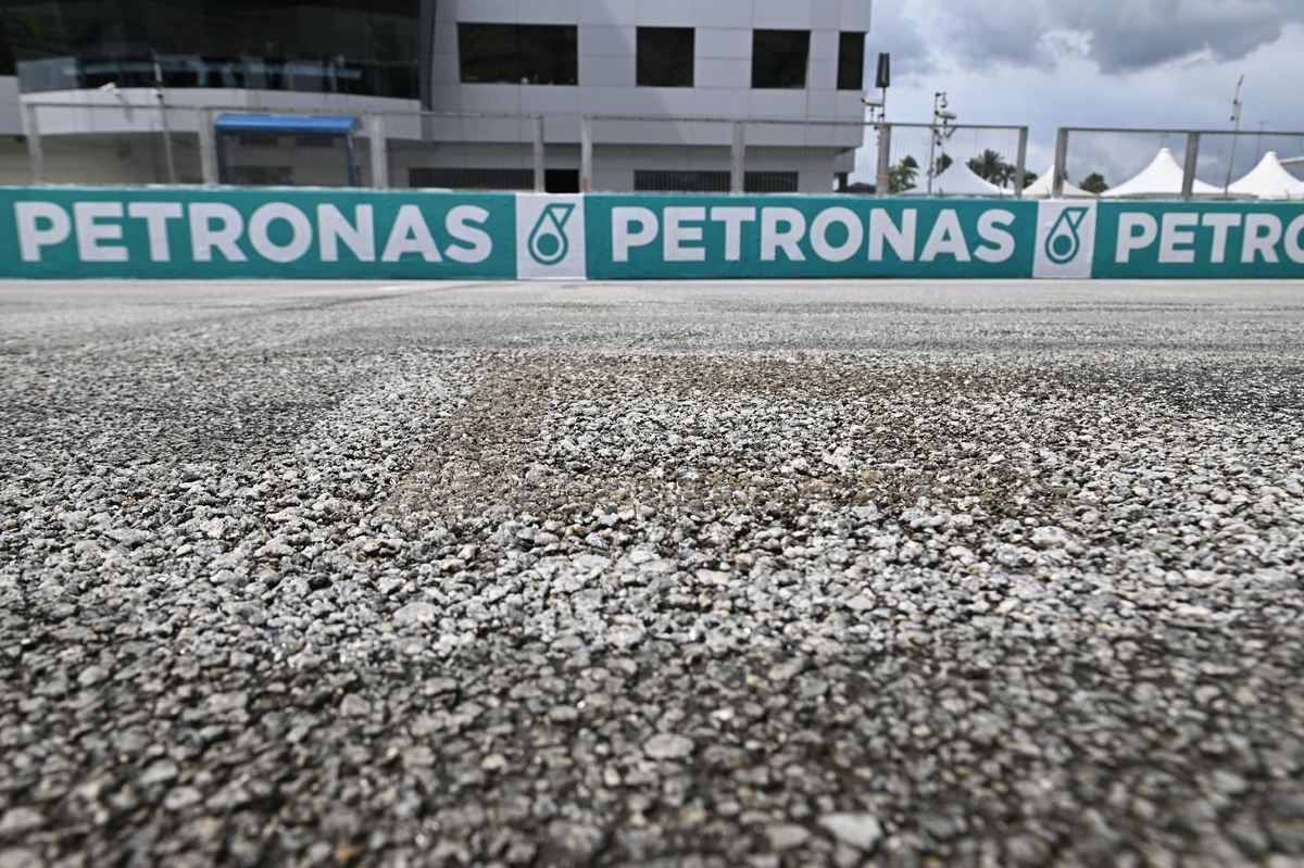 MotoGP riders report severe asphalt issues at Sepang before Malaysian GP