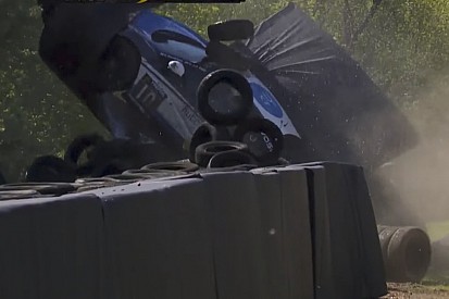 Video: Megaklapper voor Ricardo van der Ende op Brands Hatch