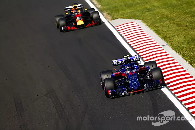 Pierre Gasly, Toro Rosso STR13, devant Daniel Ricciardo, Red Bull Racing RB14