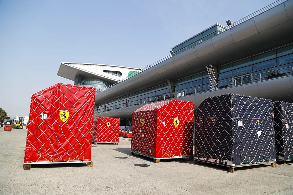 Ferrari and Red Bull contenedores de cargo