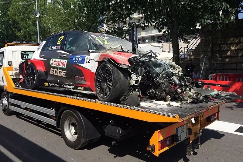 Rob Huff, S&eacute;bastien Loeb Racing Volkswagen Golf GTI TCR na crash