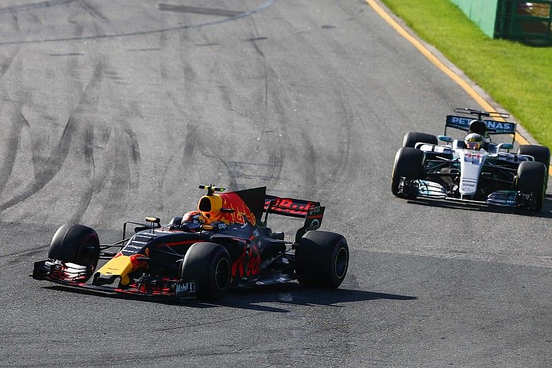Max Verstappen, Red Bull Racing RB13 y Lewis Hamilton, Mercedes AMG F1 W08