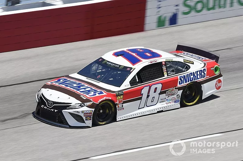  Kyle Busch, Joe Gibbs Racing, Toyota Camry Snickers Throwback