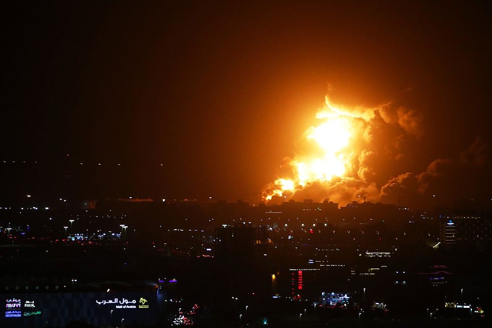 Las llamas del incendio en la refinería en Yeda iluminan el cielo cerca del circuito