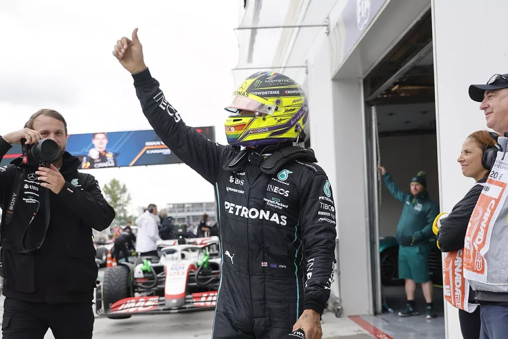 Lewis Hamilton, Mercedes-AMG, saluda desde el Parc Ferme tras la clasificaci&oacute;n