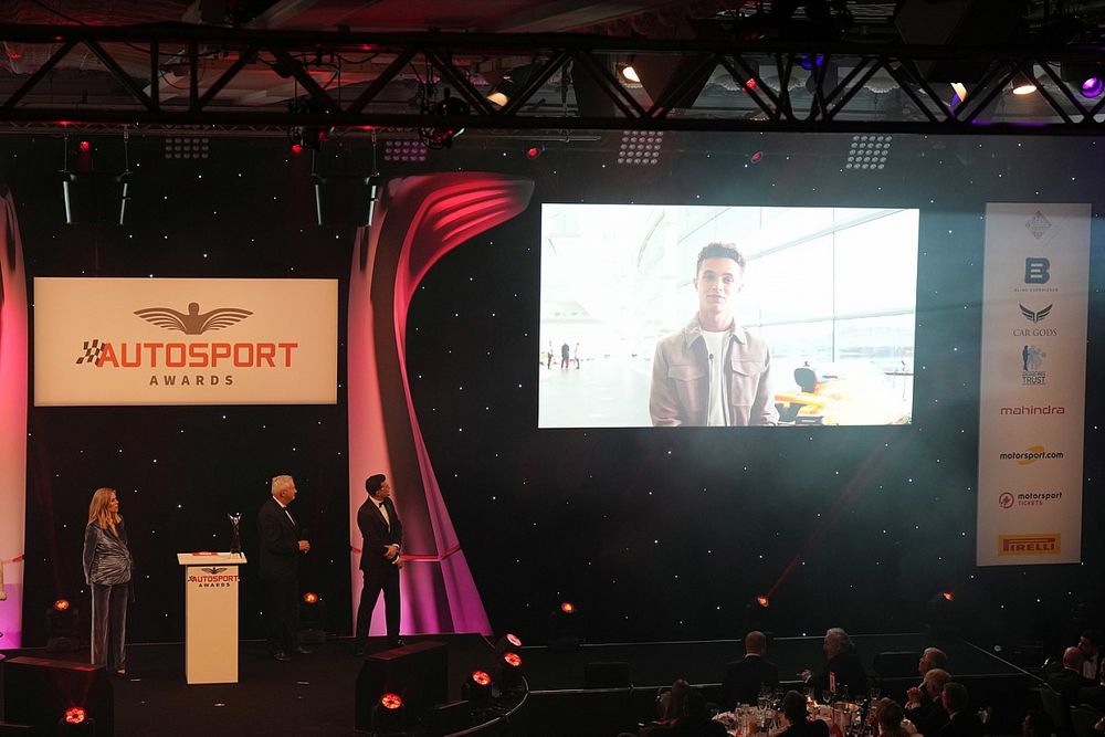 Lando Norris se dirige al público a través de un vídeo