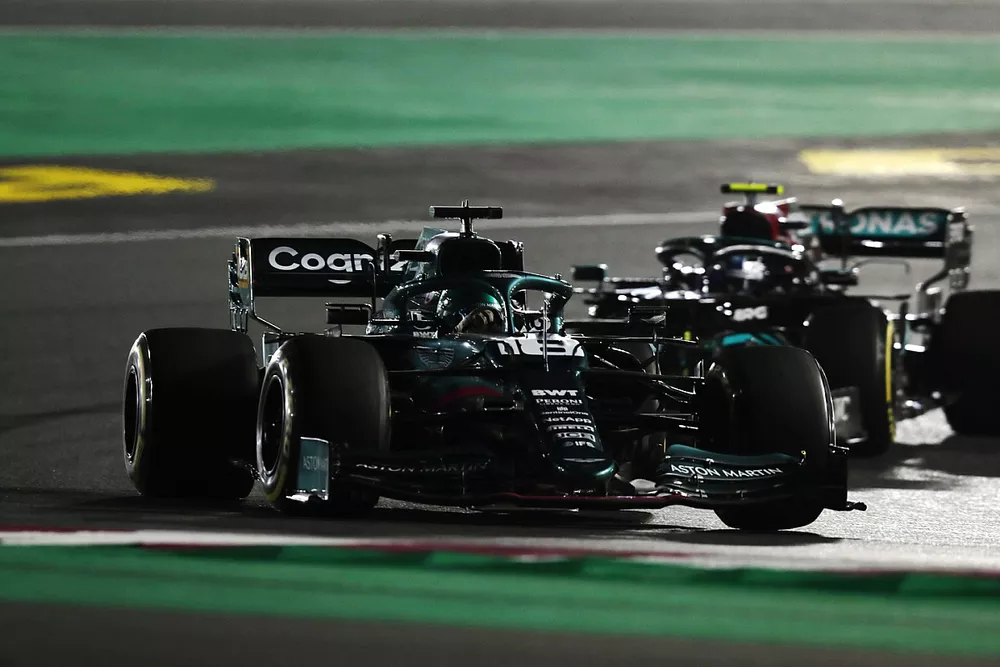 Lance Stroll, Aston Martin AMR21, Valtteri Bottas, Mercedes W12