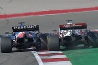 V&iacute;deos: los comisarios encienden a Alonso, que se la devuelve