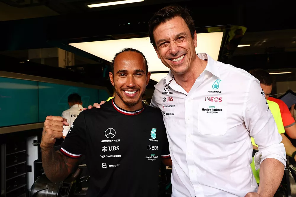 Le vainqueur Lewis Hamilton, Mercedes, et Toto Wolff, team principal et PDG, Mercedes AMG, f&ecirc;tent apr&egrave;s la course