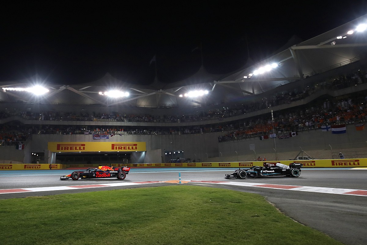 VIDEO De laatste ronde van Verstappen en Hamilton in Abu Dhabi VIDEO De laatste ronde van Verstappen en Hamilton in Abu Dhabi