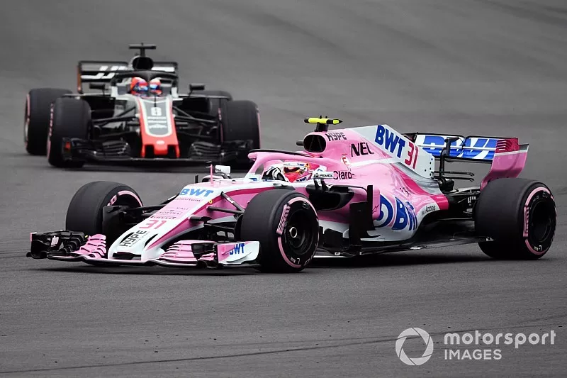 Esteban Ocon, Racing Point Force India VJM11 en Romain Grosjean, Haas F1 Team VF-18 