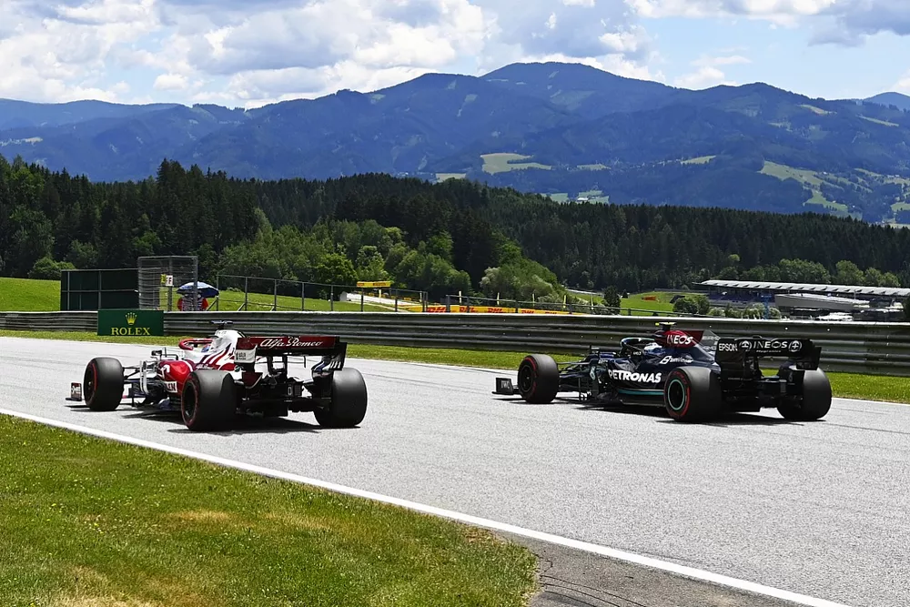 Kimi Raikkonen, Alfa Romeo Racing C41, Valtteri Bottas, Mercedes W12