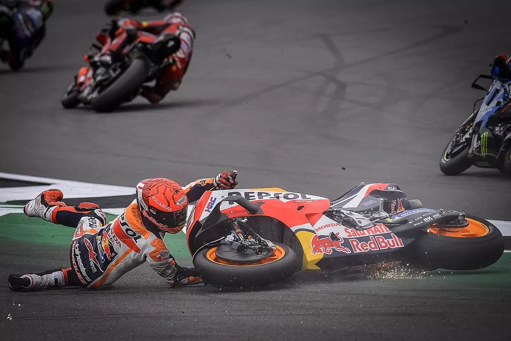 Marc M&aacute;rquez, Repsol Honda Team, se cae en el GP de Gran Breta&ntilde;a