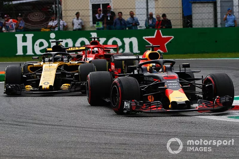 Daniel Ricciardo, Red Bull Racing RB14, devant Nico Hulkenberg, Renault Sport F1 Team R.S. 18, et Sebastian Vettel, Ferrari SF71H